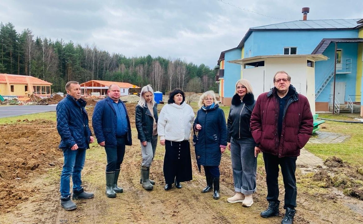 Наталия Косихина и Александр Русаков в ходе поездки в регион проверили ход строительства быстровозводимых корпусов и благоустройства территории в детском оздоровительно-образовательном центре имени А. Матросова