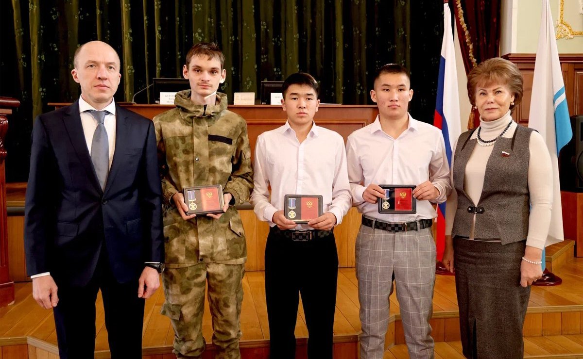 Татьяна Гигель в ходе проведения совещания в большом зале правительства региона наградила детей-героев специальными медалями Совета Федерации «За проявленное мужество»