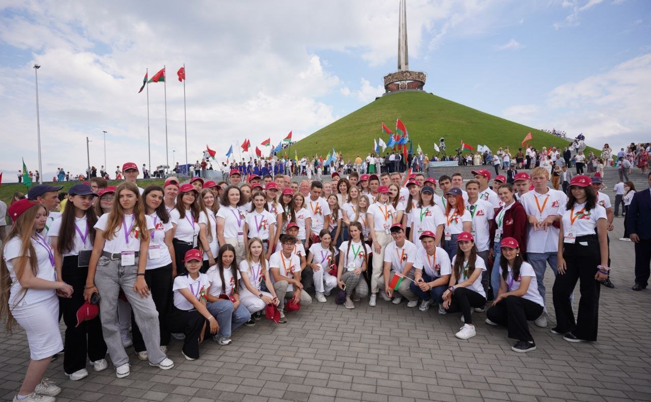 Участники акции почтили память героев Великой Отечественной войны в мемориальном комплексе «Курган Славы» в Минске