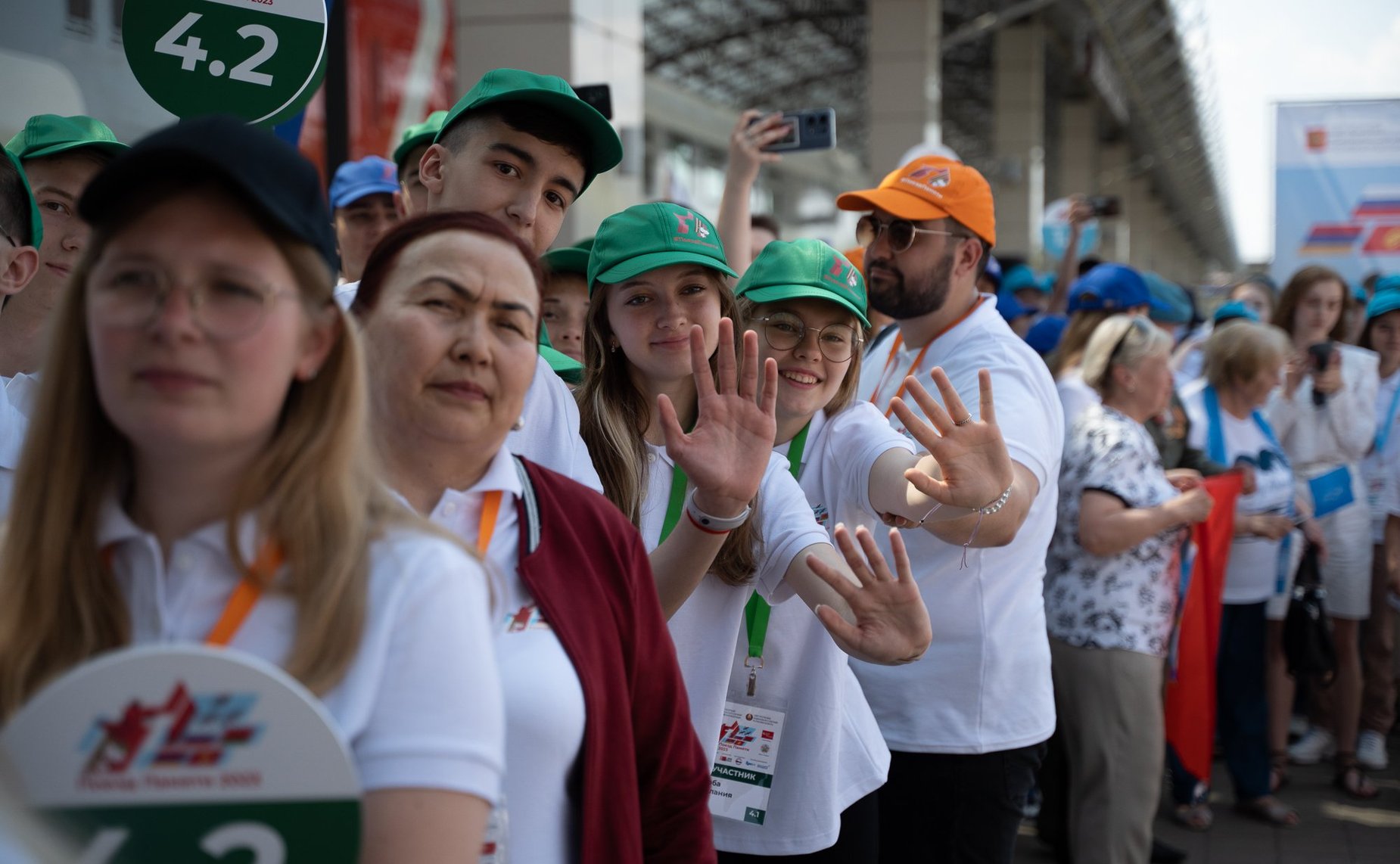 На перроне брестского вокзала школьники из России, Армении и Киргизии встретились с участниками проекта из Белоруссии