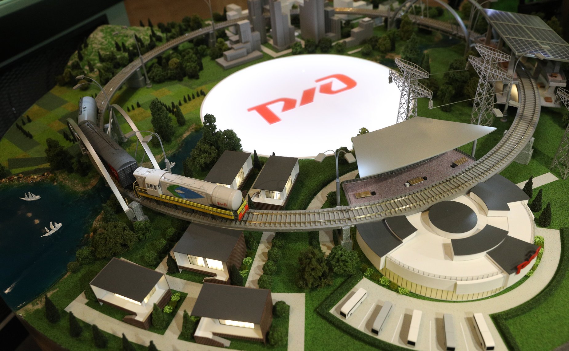 Валентина Матвиенко и генеральный директор – председатель правления ОАО «РЖД» Олег Белозеров приняли участие в церемонии открытия второго пути на участке Тыя – Северобайкальск Байкало-Амурской магистрали