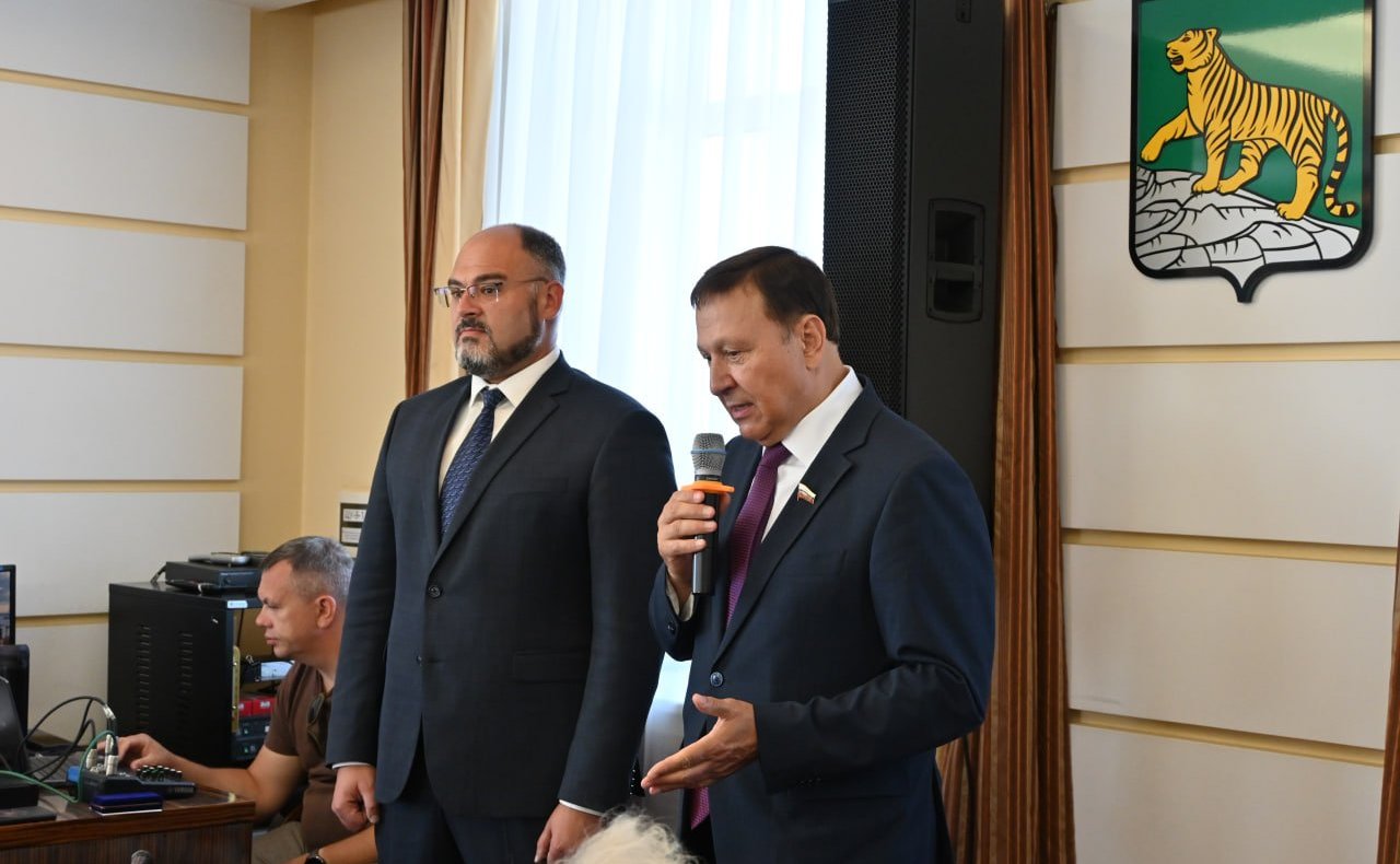 Александр Ролик совместно с главой Владивостока Константином Шестаковым провел встречу с проживающими в столице Приморья ветеранами — участниками боев с милитаристской Японией в августе-сентябре 1945 года