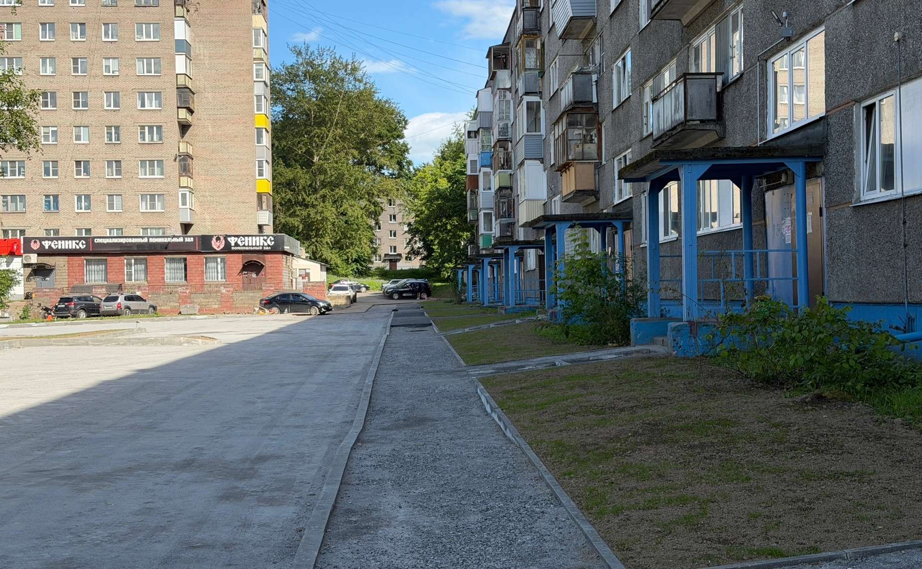 Роман Маслов совместно с главой Череповца Андреем Накрошаевым осмотрели ход благоустройства четырёх дворовых территорий