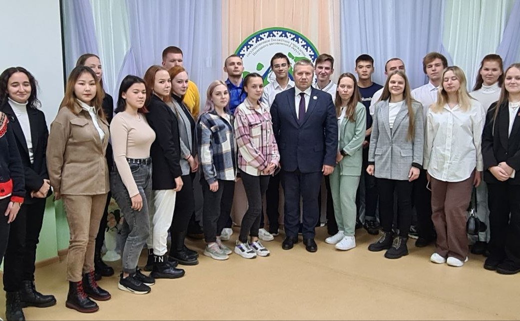 Денис Гусев провёл встречу с активистами молодёжных объединений и студентами Ненецкого АО