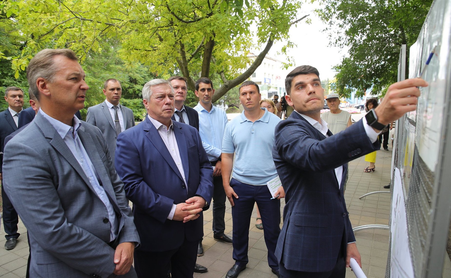 Андрей Яцкин в ходе рабочей поездки в регион посетил город Таганрог и осмотрел объекты городской среды