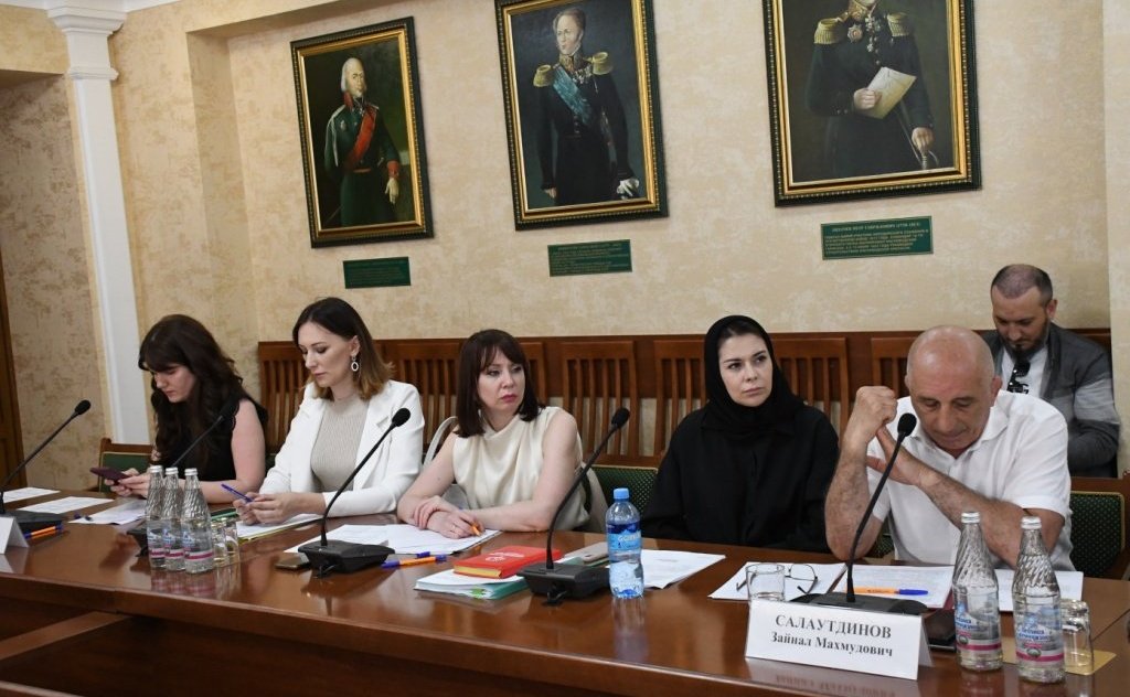 Заместитель председателя Комитета СФ по социальной политике Мохмад Ахмадов провел выездное совещание по вопросу мониторинга реализации положений Федерального закона, направленного на гармонизацию законодательства о спорте