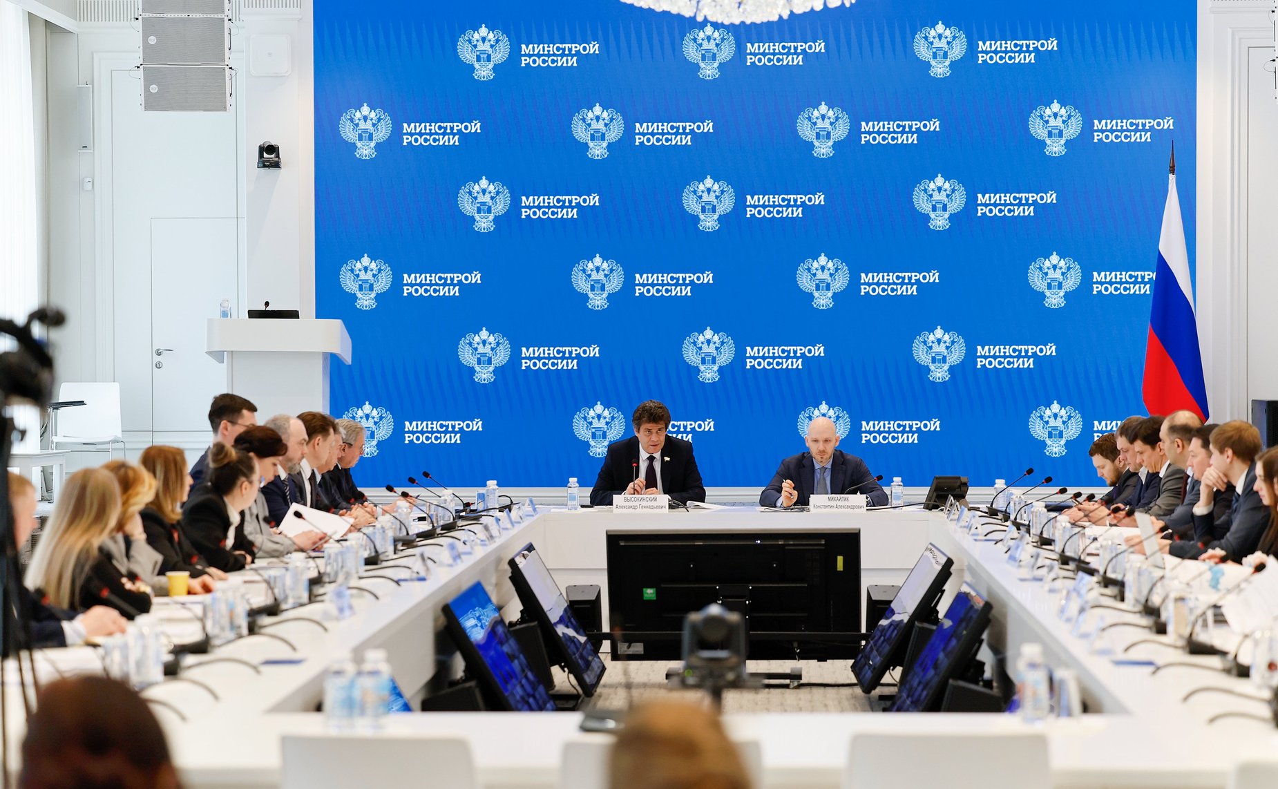 Круглый стол на тему «Совершенствование системы лицензирования деятельности по управлению многоквартирными домами»