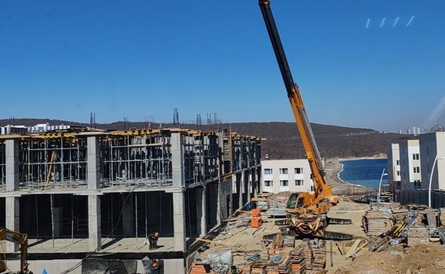 Александр Ролик в ходе региональной недели побывал на строящихся объектах пилотной площадки Инновационного научно-технологического центра «Русский» (ИНТЦ)