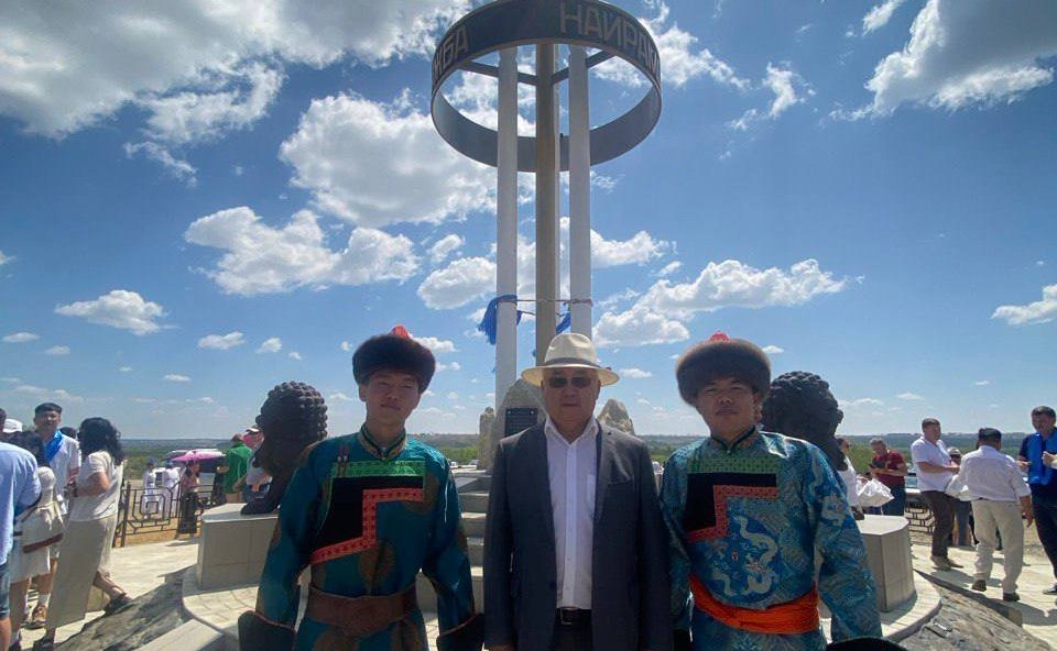 Баир Жамсуев на берегу реки Онон Агинского Бурятского округа принял участие в открытии архитектурно-декоративной стелы «Котел дружбы» в знак сотрудничества и дружбы между Россией, Китаем и Монголией