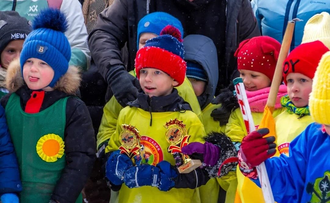 Андрей Хапочкин наградил победителей Суперкубка семейной лиги по хоккею