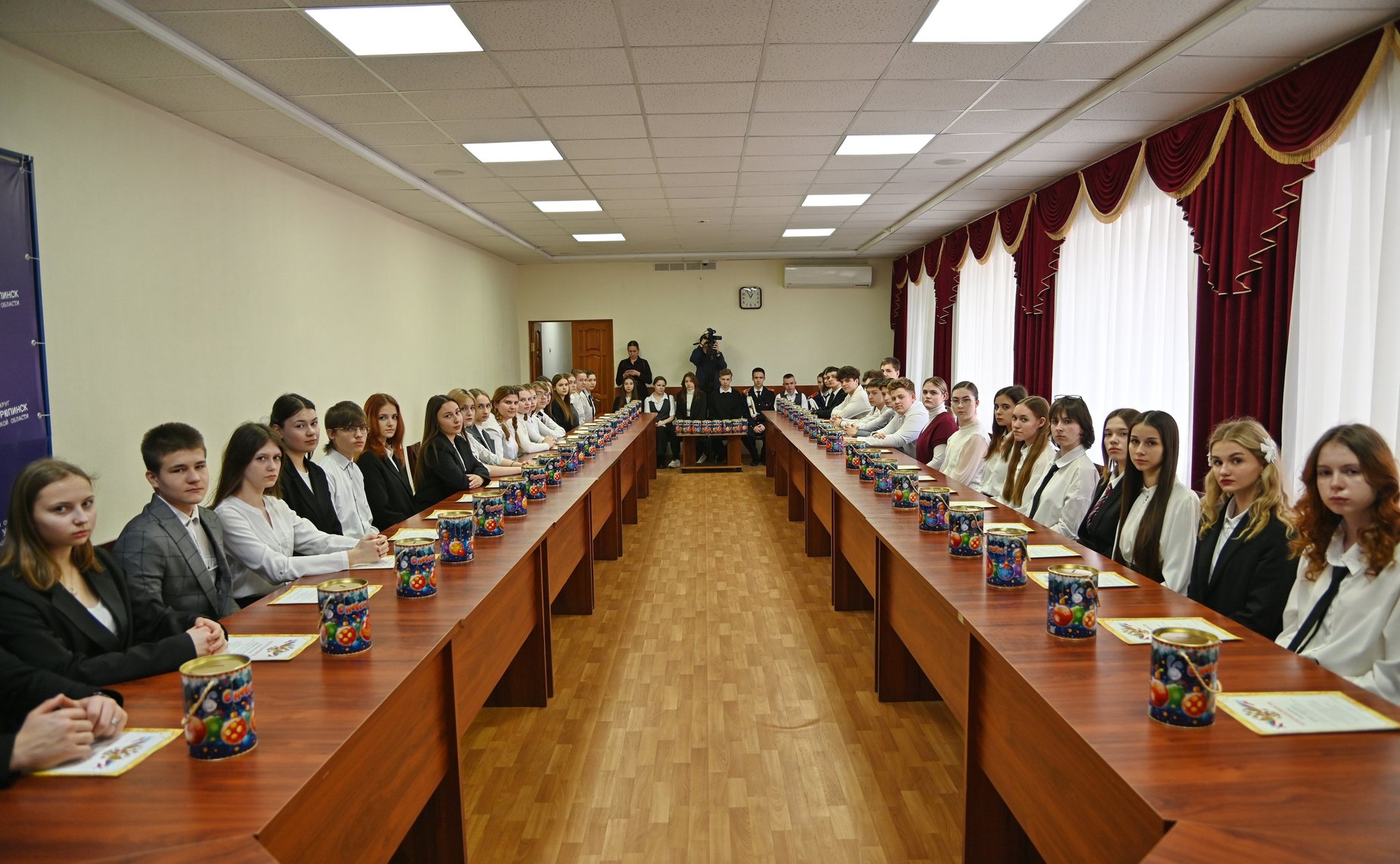 Сергей Горняков поздравил школьников г. Урюпинска с успешным участием в предметных олимпиадах