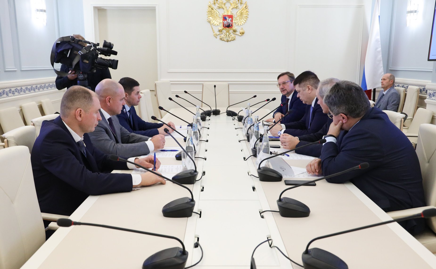 Дмитрий Василенко провел круглый стол, посвященный выставке о борьбе с нацизмом в годы Великой Отечественной войны и в наши дни