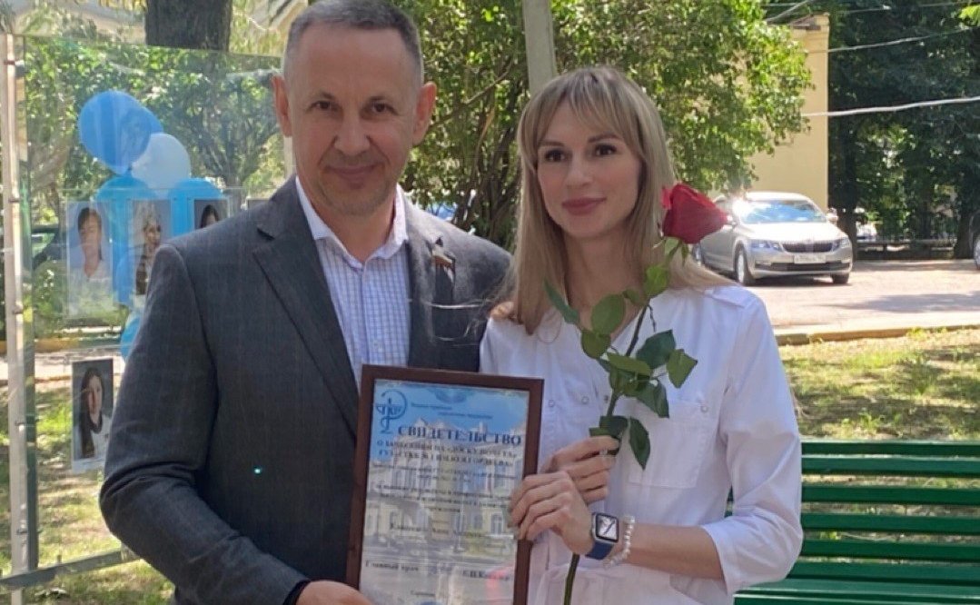 Олег Алексеев в ходе рабочей поездки в регион поздравил медицинских работников города Саратова с профессиональным праздником