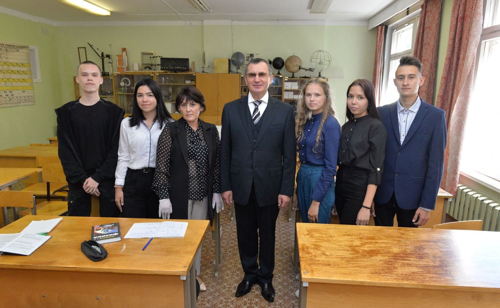 Н. Федоров в рамках рабочей поездки в Чебоксарском районе Чувашии посетил мемориал «Память» и пообщался с педагогами и учениками Толиковской средней общеобразовательной школы