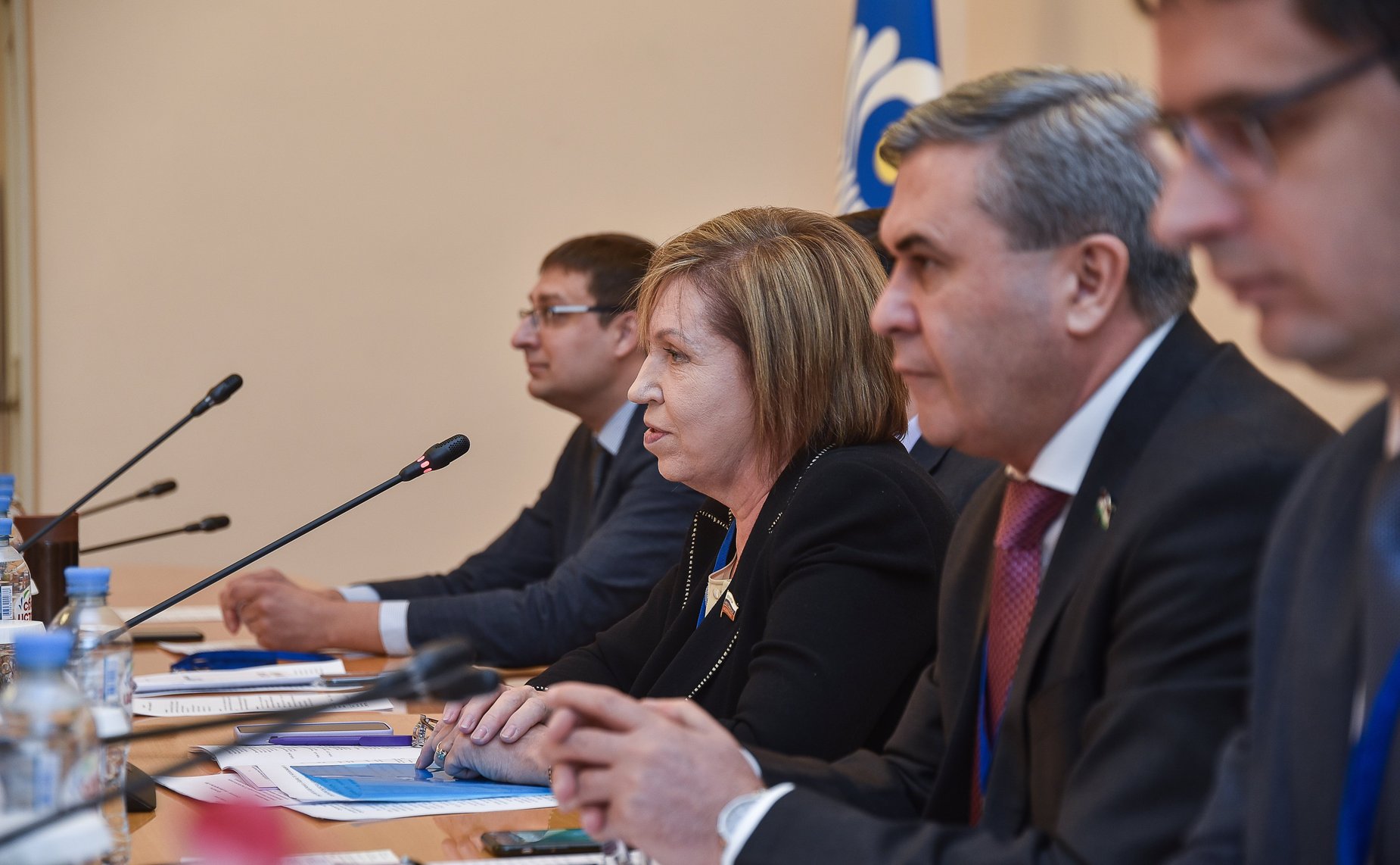 Людмила Скаковская и декан юридического факультета, директор НИИ Проблем государственного языка Санкт-Петербургского государственного университета Сергей Белов провели круглый стол на тему «Русский язык – язык правотворчества в СНГ»