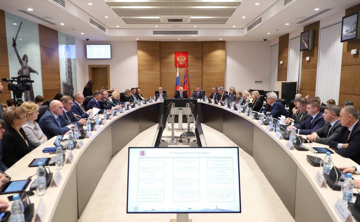 Николай Семисотов вручил награды Совета Федерации трудящимся волгоградцам