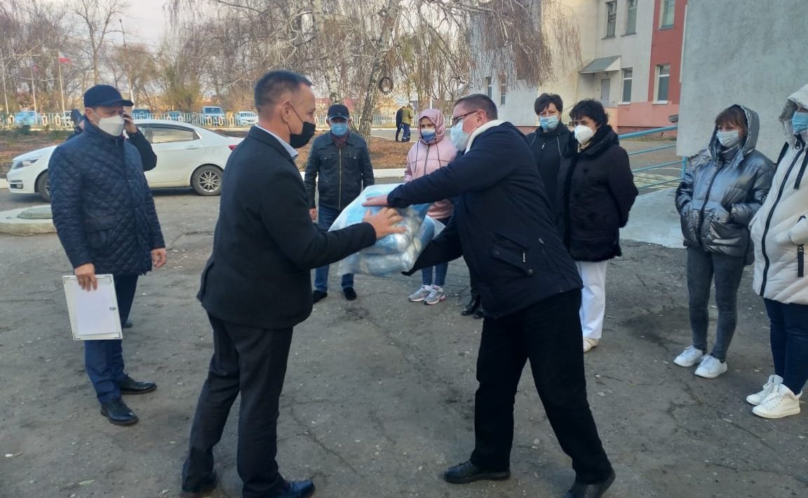 Олег Алексеев посетил Марксовский район Саратовской области и вручил Благодарность Председателя СФ медицинской сестре