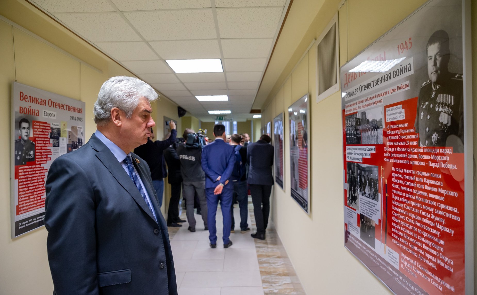 Виктор Бондарев на осмотре выставки «Из архива Маршала Советского Союза Р. Малиновского: к 75-летию Победы в ВОВ»