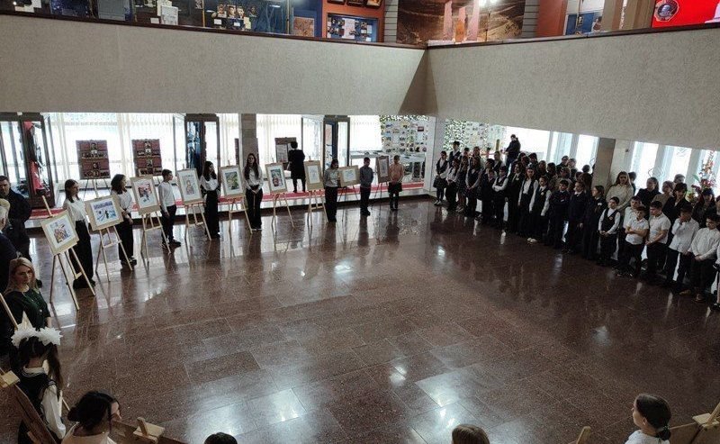 Ольга Бас в ходе поездки в регион открыла выставку участников третьего этапа Всероссийского конкурса детского рисунка «Жизнь, деленная на граммы»