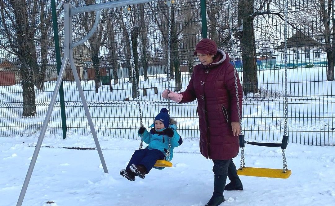 В селе Титоренко Энгельсского района открылась современная площадка для занятий физкультурой и спортом и для детских игр