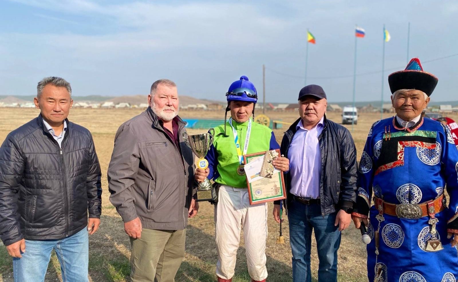 Баир Жамсуев в регионе принял участие в открытии конноспортивного сезона, на ипподроме Амитхаши наблюдал за скачками 94 сильнейших лошадей Забайкалья