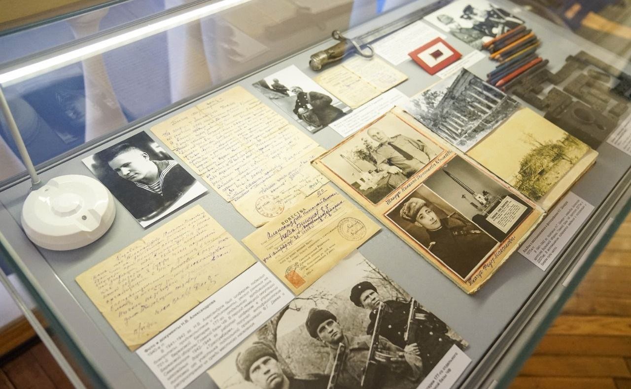 Открытие выставок рисунков о борьбе с фашизмом в дни Великой Отечественной войны и о борьбе с неонацизмом в наши дни