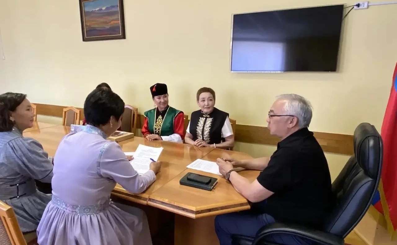 Баир Жамсуев обсудил с педагогами трех регионов методики преподавания национальных языков