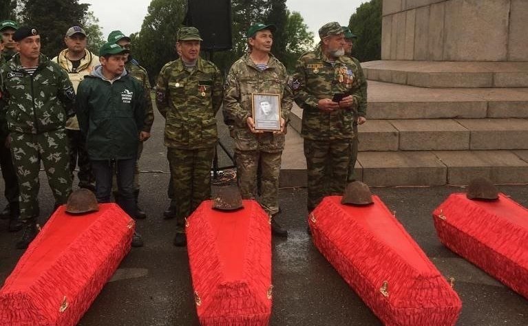 Торжественная церемония захоронения останков наших бойцов на Мемориальном кладбище в Севастополе