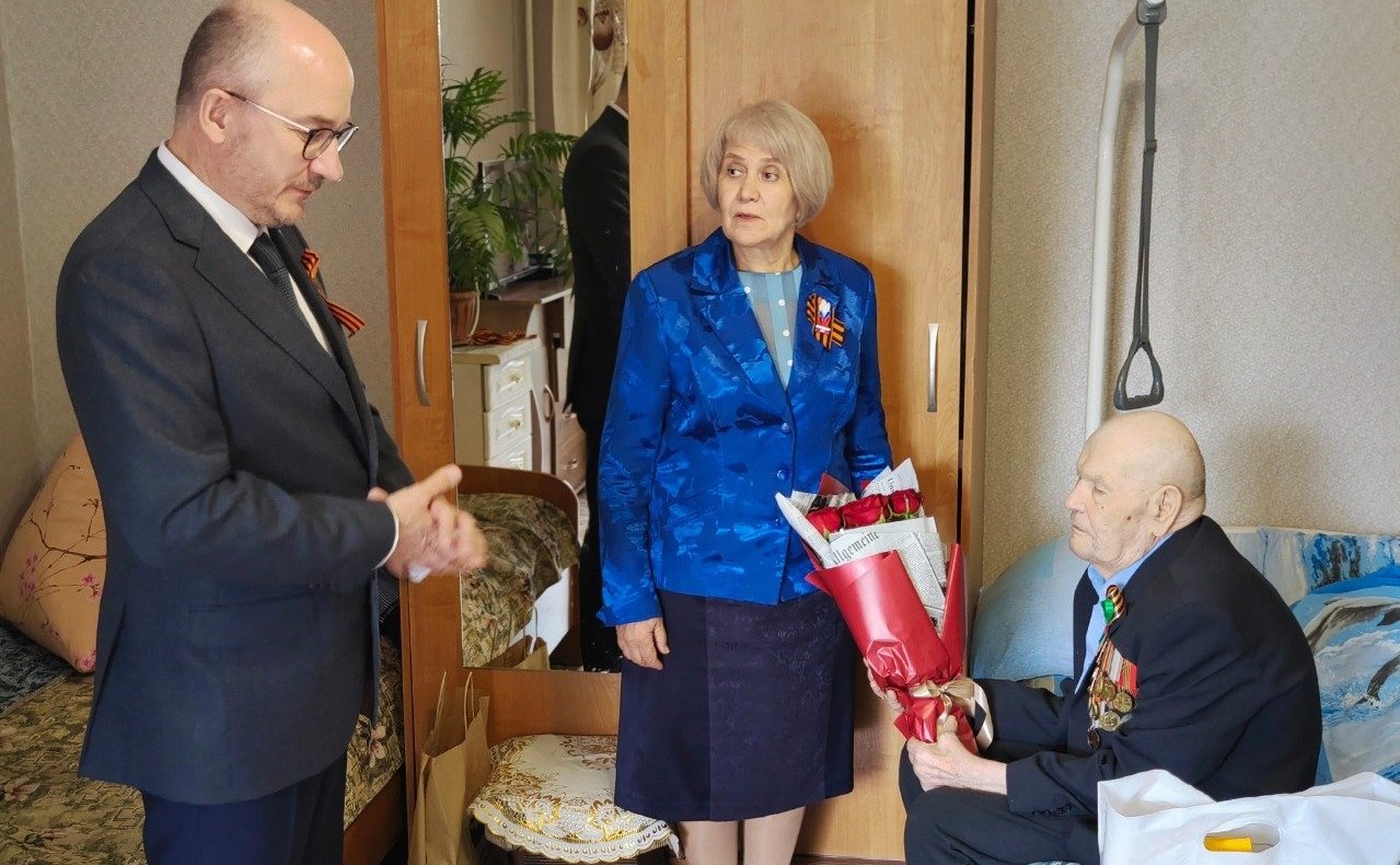 Олег Цепкин поздравил ветеранов Великой Отечественной войны городов Трехгорного, Сатки и Юрюзани с наступающим Днем Победы