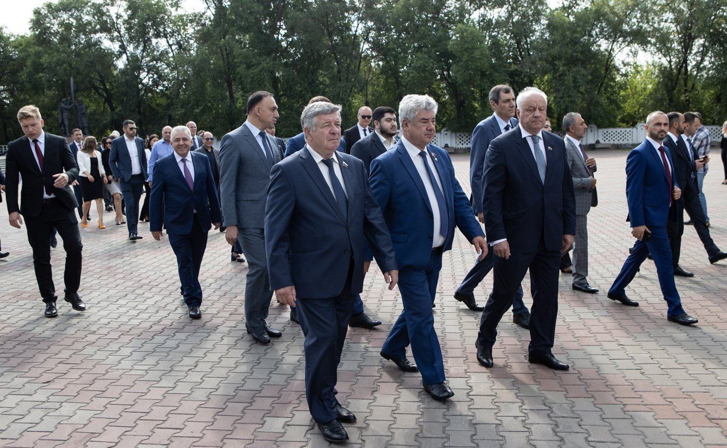 Члены парламентских делегаций России и Армении приняли участие в церемонии возложения цветов к Вечному огню на мемориале Победы