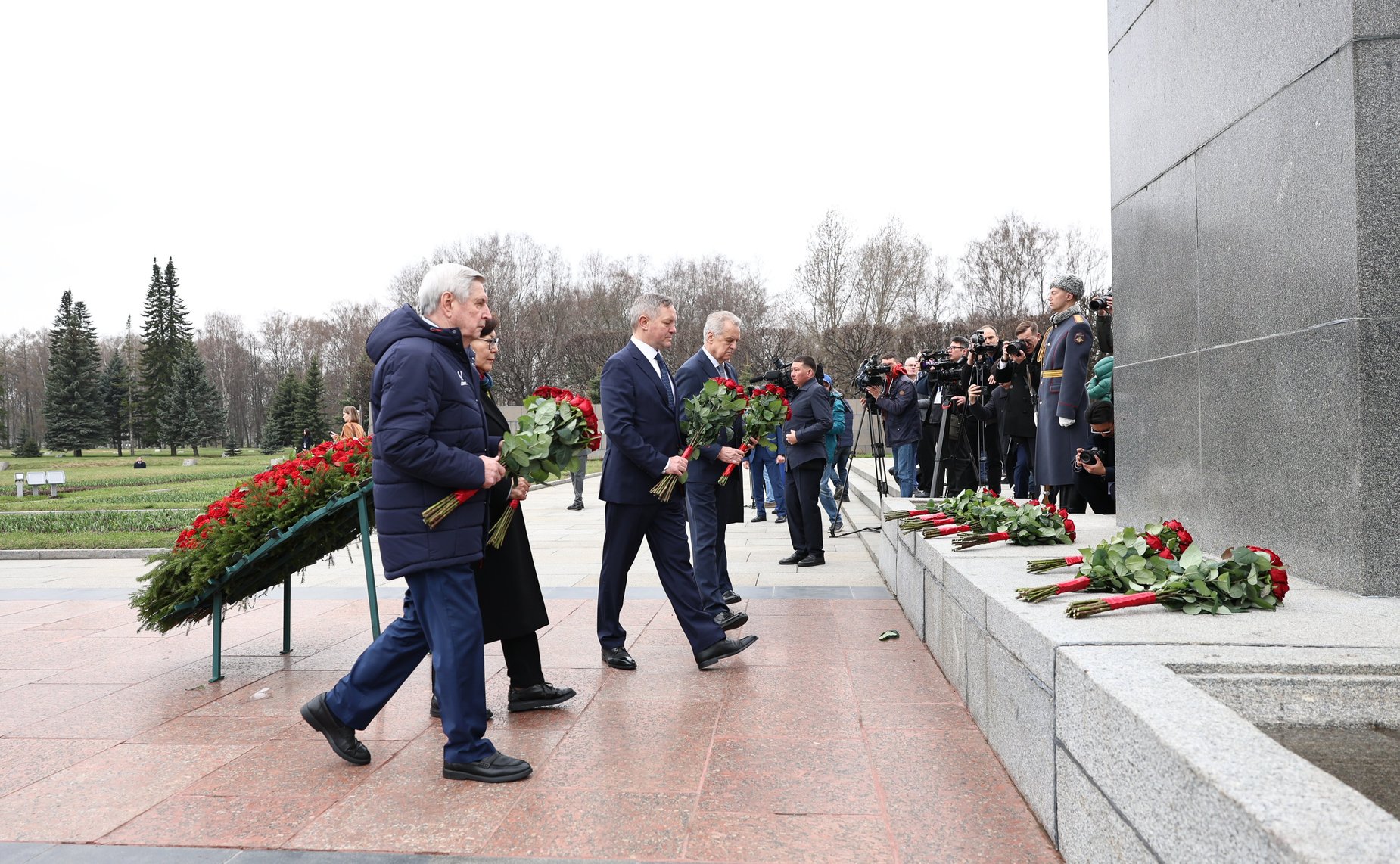 Делегации стран-участниц Межпарламентской Ассамблеи СНГ возложили венки и цветы к Монументу «Мать-Родина» на Пискаревском мемориальном кладбище, а также к памятным плитам государств на Аллее Памяти