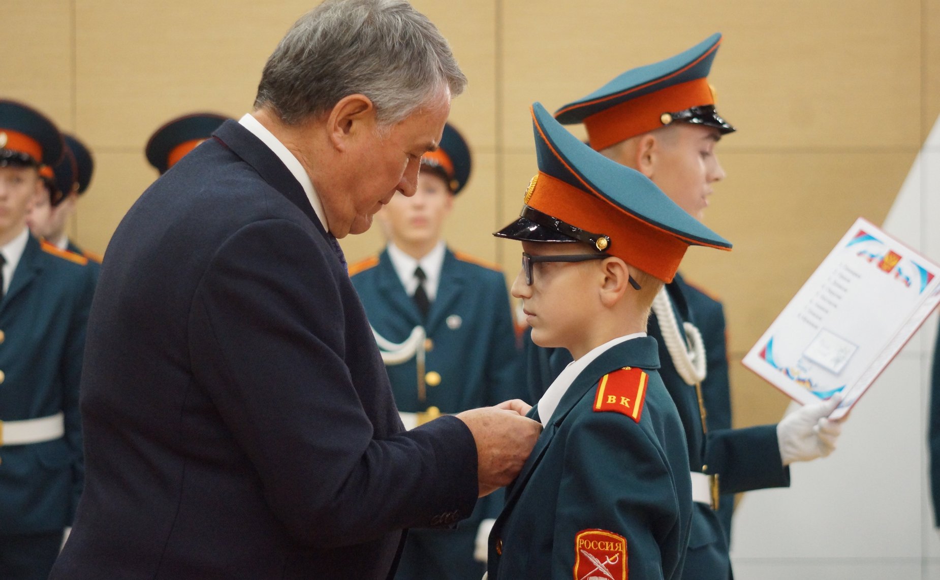 Заместитель Председателя СФ, представитель от законодательного (представительного) органа государственной власти Вологодской области Юрий Воробьев поздравил ребят с принятием в кадеты