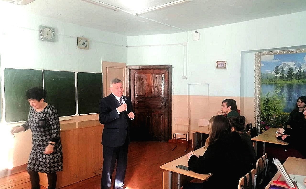 Сергей Михайлов в рамках рабочей поездки в регион встретился с учащимся школы №9 города Нерчинска