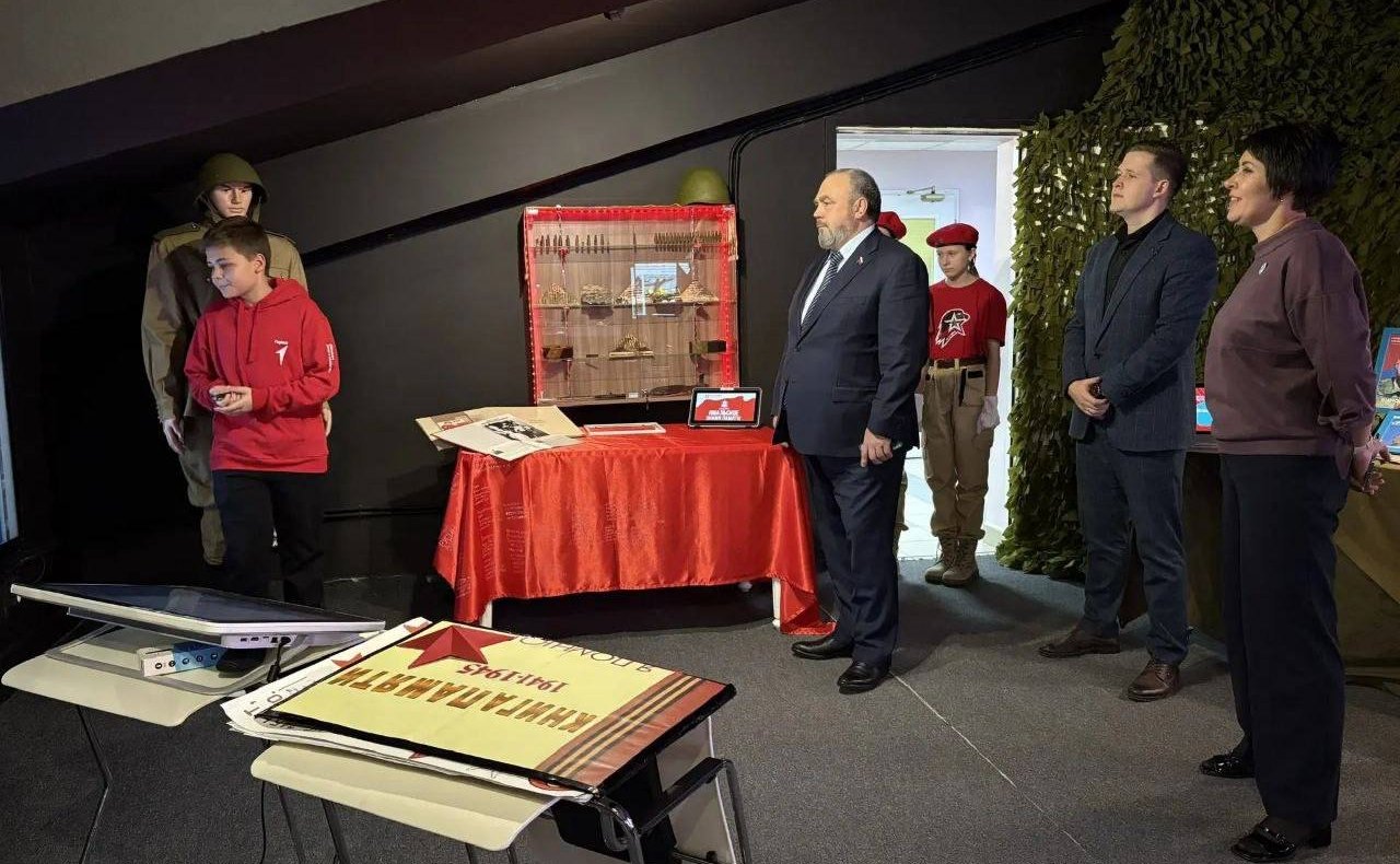 Алексей Ситников пополнил коллекцию интерактивного музея в школе Нового Уренгоя специальным приспособлением побежденных захватчиков – гравитационным ножом немецкого парашютиста