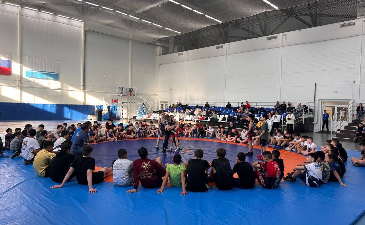 Амыр Аргамаков в ходе поездки в регион побывал на мастер-классе тренеров по греко-римской борьбе в физкультурно-оздоровительном комплексе «Атлант»