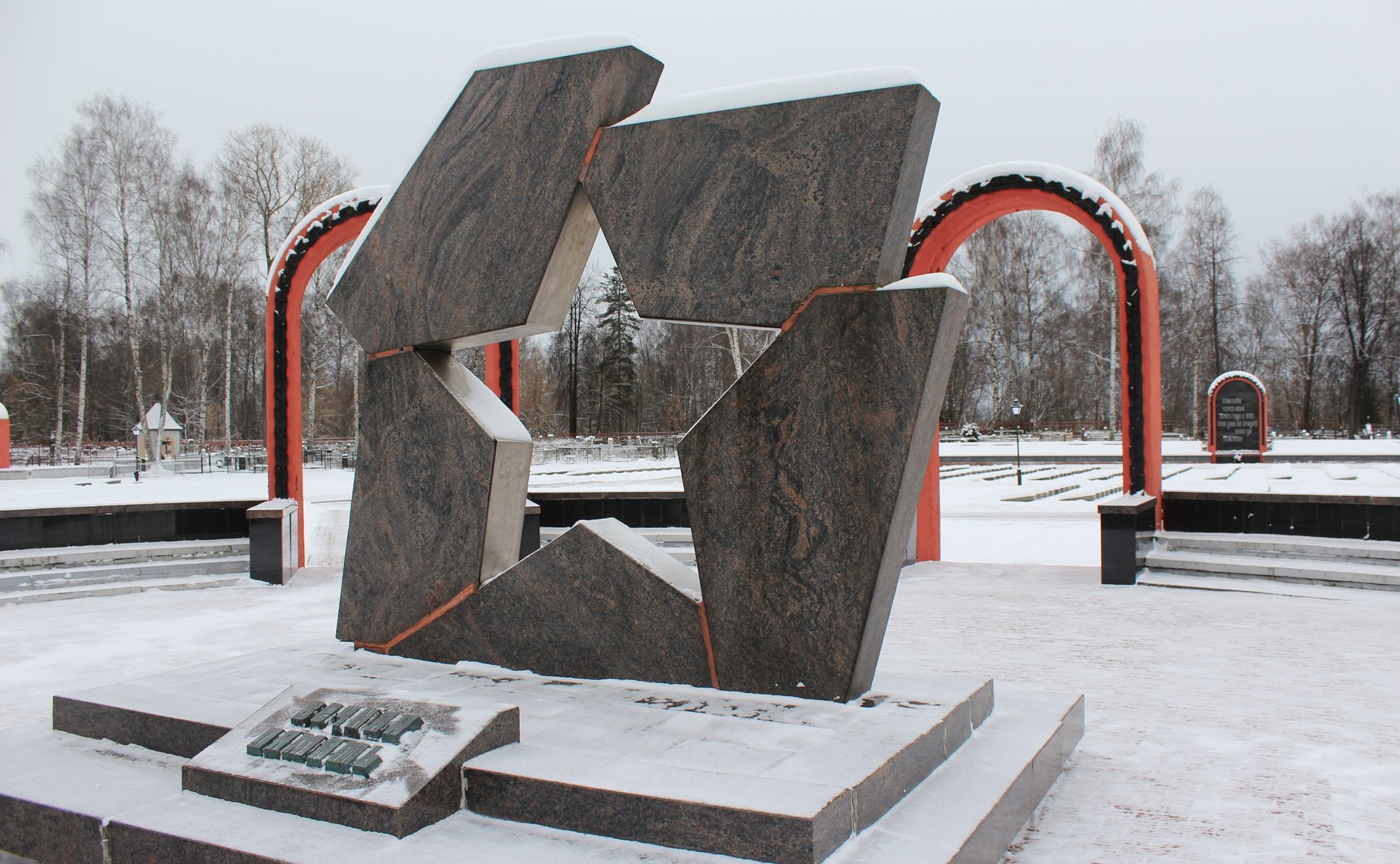 Сергей Березкин в преддверии Дня Героев Отечества инициировал осмотр объектов Воинского мемориального кладбища в Ярославле и обсуждение мер по их реставрации и обновлению