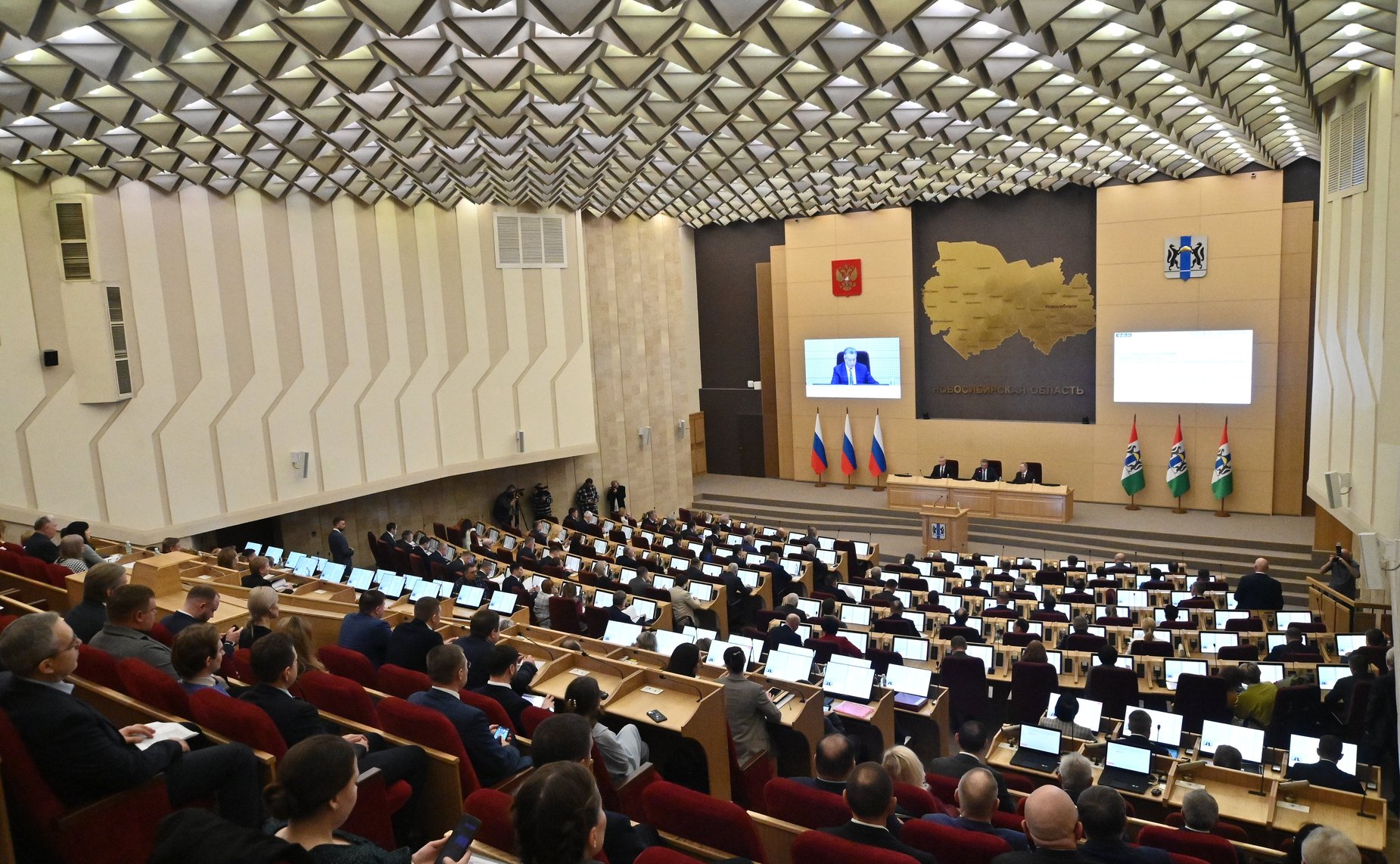 Александр Карелин представил отчет о своей работе перед депутатами Законодательного Собрания Новосибирской области