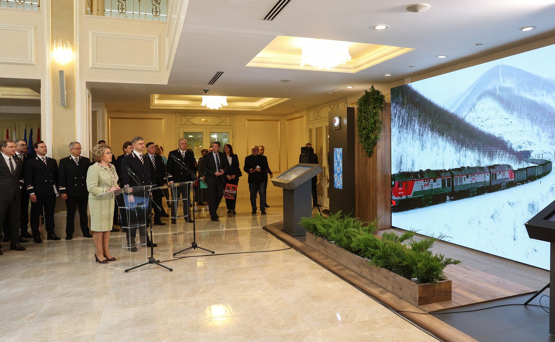 Открытие в Совете Федерации выставочной экспозиции для ознакомления с 20-летней историей ОАО «Российские железные дороги»