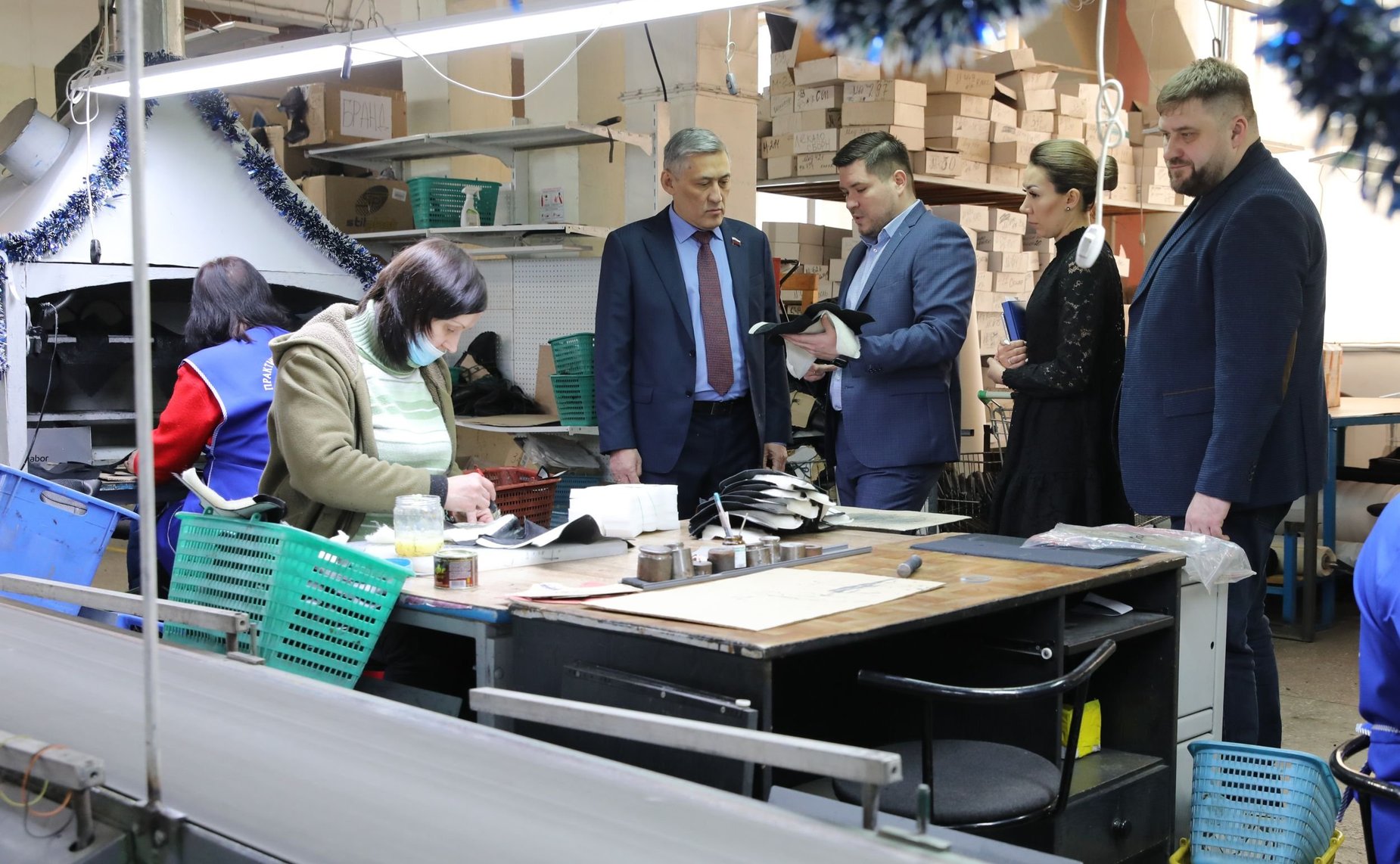 Юрий Валяев посетил Биробиджанскую обувную фабрику