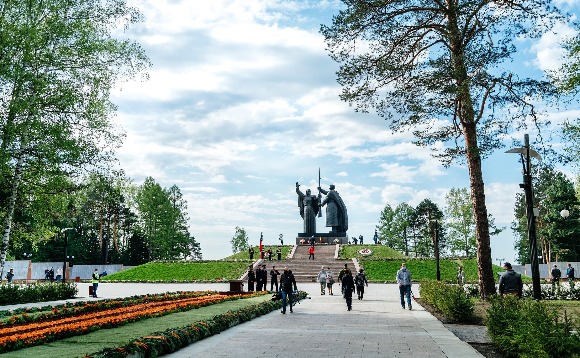 Владимир Кравченко возложил цветы к Мемориалу боевой и трудовой славы в Томске