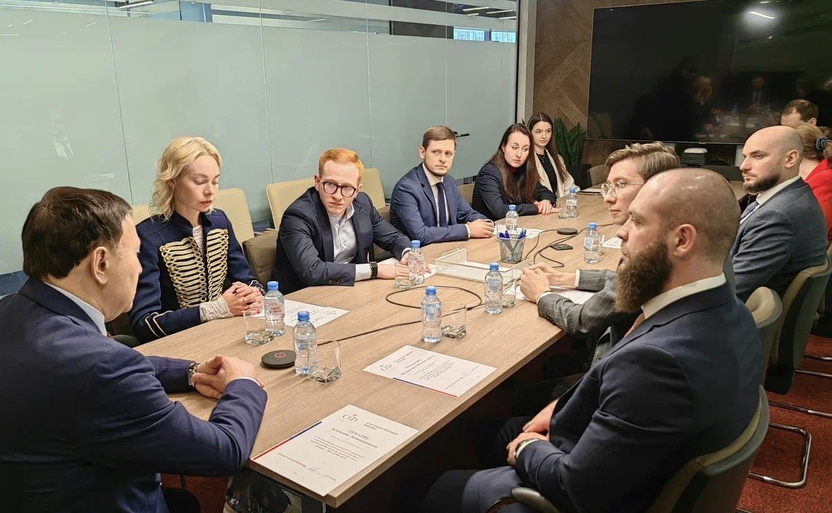 Александр Ролик вручил награды за проведение Восточного экономического форума