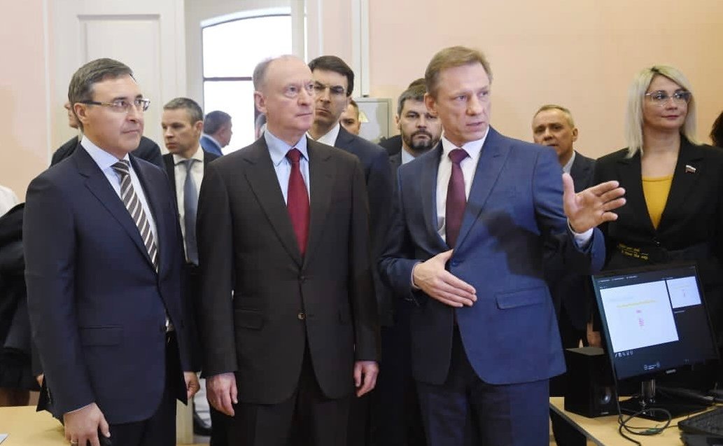 Наталия Косихина и Александр Русаков, представляющие Ярославскую область в СФ, вместе с Министром науки и высшего образования РФ Валерием Фальковым провели рабочую встречу с руководством и ведущими учеными ЯРГУ им. П.Г. Демидова