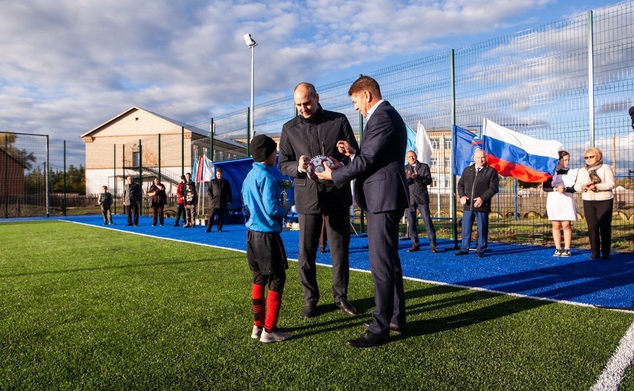 В ходе поездки в Бузулукский район Андрей Шевченко и губернатор Оренбургской области Денис Паслер открыли новое поле с искусственным покрытием для игры в мини-футбол в поселке Колтубановский