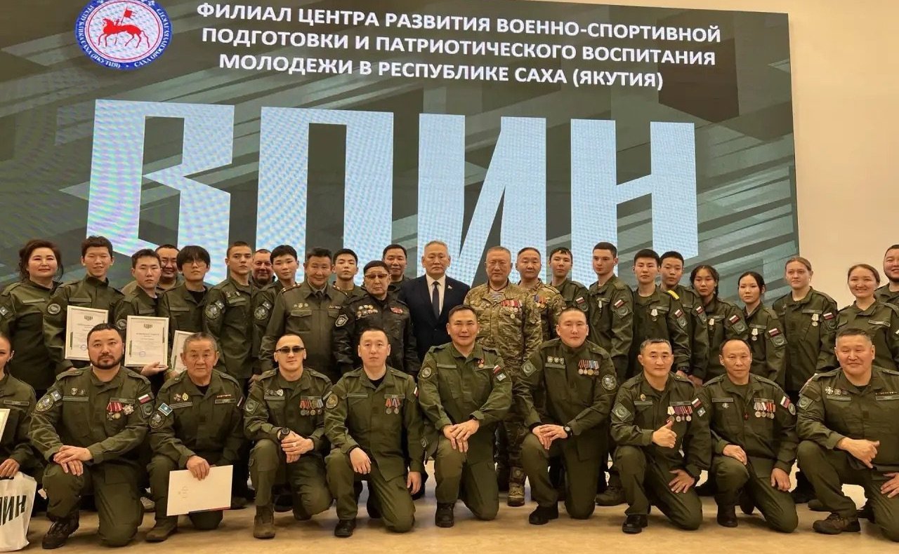 Сахамин Афанасьев в рамках региональной недели посетил итоговое заседание якутского филиала Военно-патриотического центра «Воин»