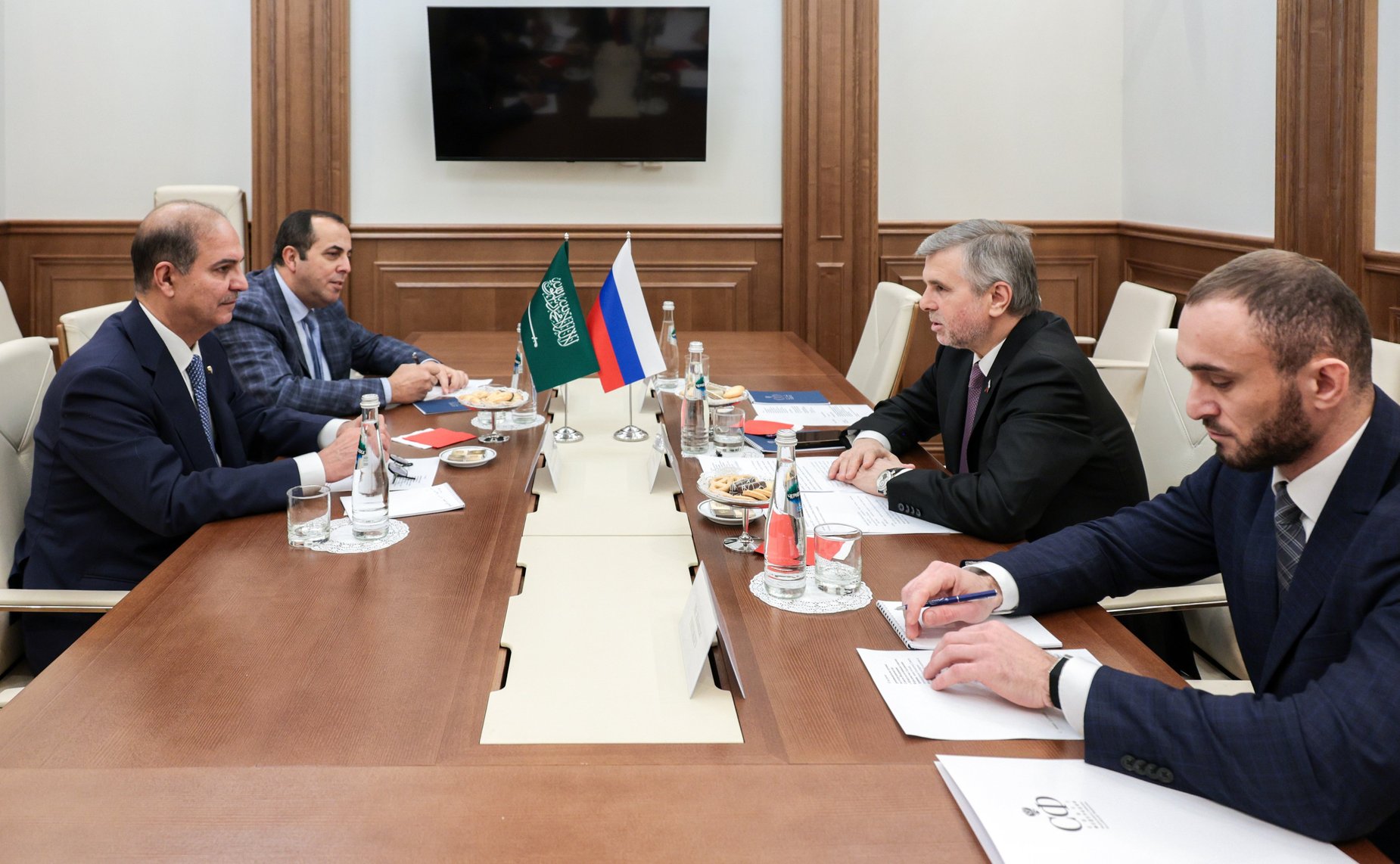 Белан Хамчиев провел встречу с Чрезвычайным и Полномочным Послом Королевства Саудовская Аравия в Российской Федерации