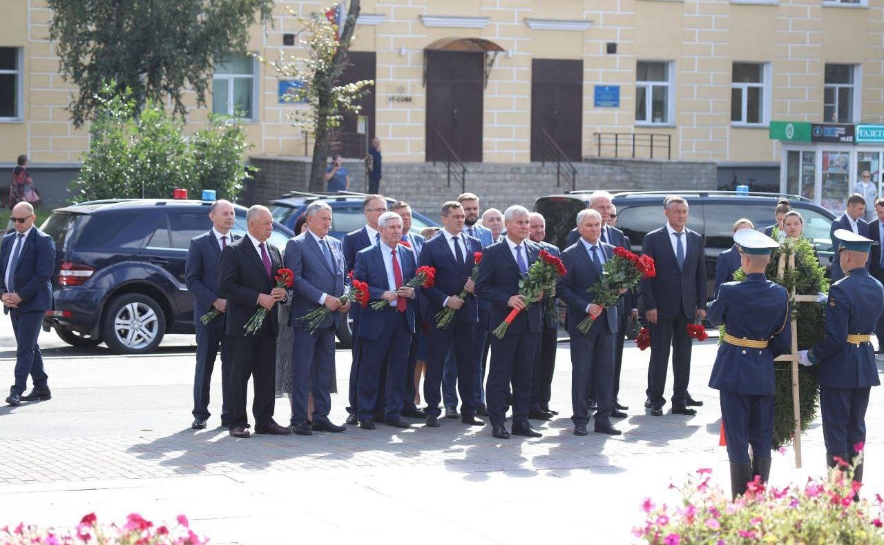 Парламентарии возложили венок и цветы к мемориалу «Могила Неизвестного солдата» и почтили память защитников Родины минутой молчания