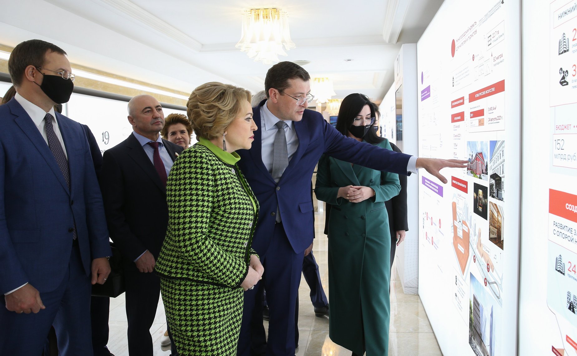 Председатель Совета Федерации Валентина Матвиенко и губернатор Нижегородской области Глеб Никитин осмотрели выставку, на которой представлены инновационные проекты и перспективы развития региона