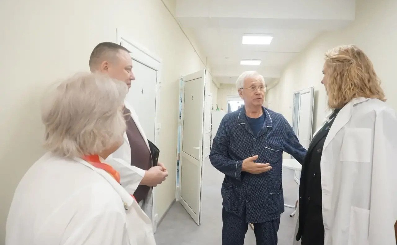 Екатерина Грибкова в рамках поездки в регион посетила Республиканский госпиталь и ознакомилась с ходом ремонтных работ