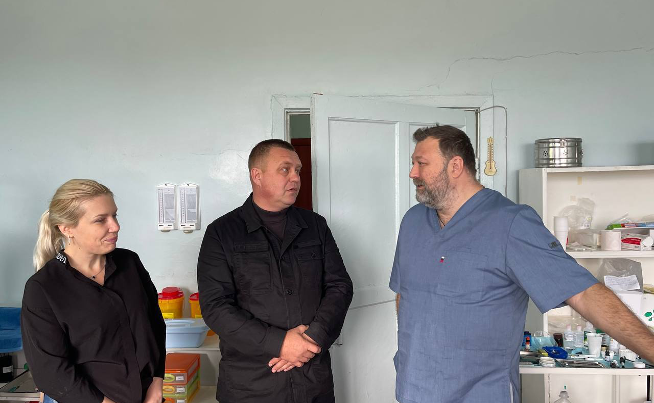 Игорь Кастюкевич посетил больницу в Херсонской области и встретился с врачами-стоматологами, приезд которых организовал для лечения льготных категорий граждан