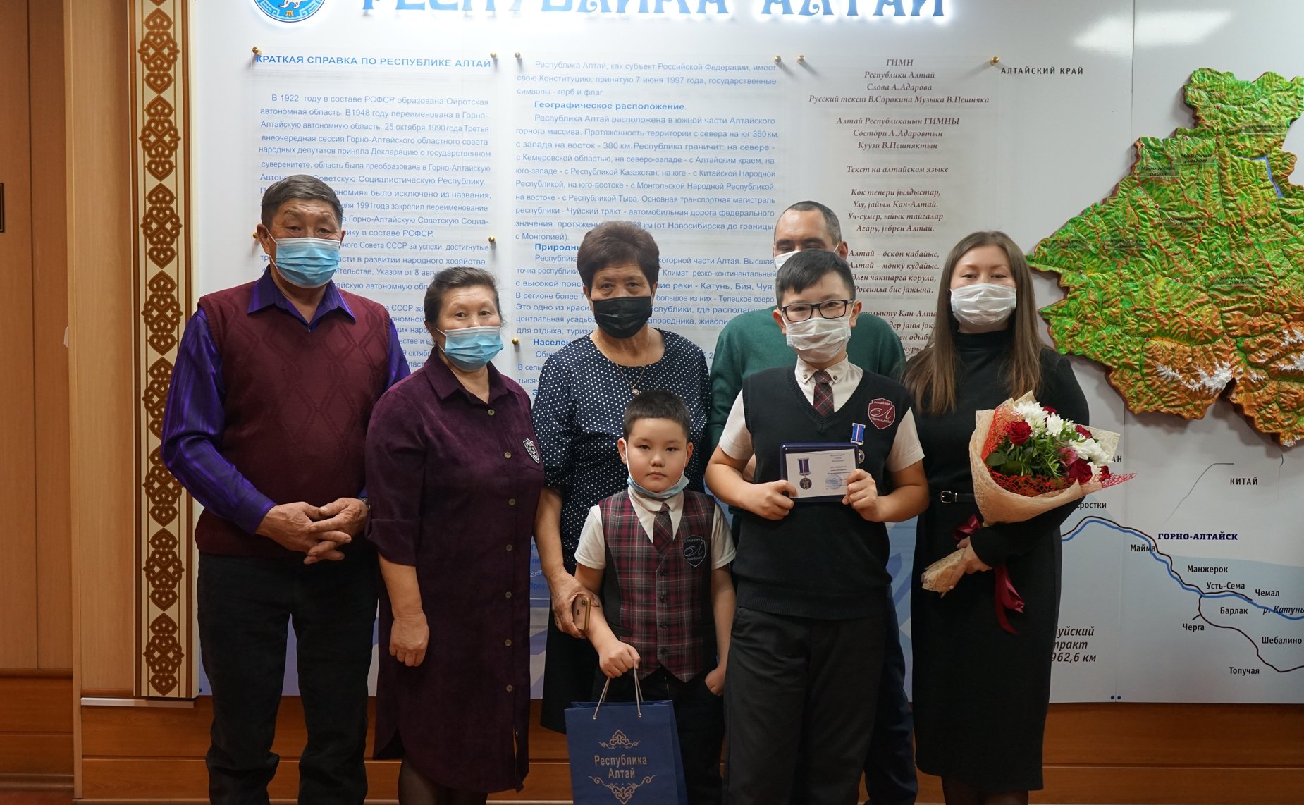 Владимир Полетаев вручил ребятам из Республики Алтай медали Совета Федерации «За проявленное мужество»
